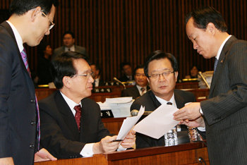 당혹 22일 국회에서 열린 한나라당 의원총회에서 강재섭(오른쪽에서 두 번째) 대표와 김형오 원내대표가 이병석 원내 수석부대표가 가져온 문건을 보며 얘기를 나누고 있다. 이종승 기자