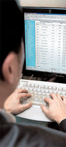 중국과 일본으로 빠져나가는 국내 인력이 점점 늘어나는 추세다. 중국 취업을 전문으로 다루는 인터넷 사이트 직원이 구인정보를 검색하고 있다. 김재명 기자