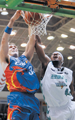 29득점 버지스 “덩크 징글벨” 모비스의 크리스 버지스(왼쪽)가 동부 앨버트 화이트의 수비를 뚫고 투핸드 덩크슛을 성공시키고 있다. 원주=연합뉴스