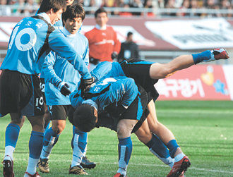 골 넣은 이원희 ‘한판승 세리머니’ 유도 그랜드슬래머 이원희(아래)가 골을 넣은 뒤 현영민을 상대로 한판승 세리머니를 선보이고 있다. 특별 선수로 출전한 이원희와 테니스 스타 이형택은 2골씩을 터뜨리며 숨겨진 축구 실력을 맘껏 뽐냈다. 수원=연합뉴스