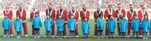 ‘홍명보장학재단’과 함께한 2006 푸마 자선축구경기에 참가한 축구 스타들이 경기 전 산타 복장을 하고 기념촬영을 하고 있다. 홍명보 축구대표팀 코치(왼쪽), 강철 전남 드래곤즈 코치, 김태영 관동대 코치, 서정원(SV 리트), 황선홍 전남 코치(왼쪽에서 6번째 부터)와 이을용(FC 서울·오른쪽) 등이 보인다. 수원=연합뉴스