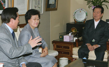 민주 지도부, DJ 예방 김대중 전 대통령(오른쪽)이 서울 마포구 동교동 자택을 예방한 민주당 장상 대표(가운데), 김효석 원내대표와 환담하고 있다. 김경제 기자