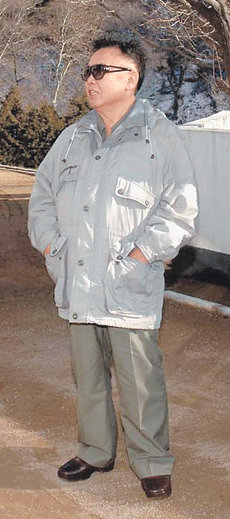 김정일 북한 국방위원장이 조선인민군 제934군부대 지휘부를 시찰하고 있다. 촬영일과 장소는 알려지지 않았다. 김 위원장은 내년에 공화국 원수 추대 15주년을 맞는다. 연합뉴스