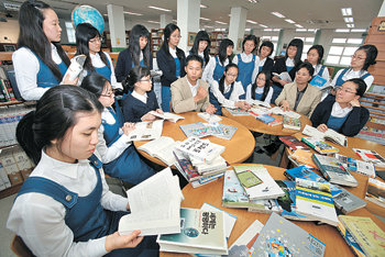 통합논술의 영향으로 청소년들에게 통합적, 다면적 사고를 키워 줄 청소년 교양서 시장이 조금씩 모양을 갖춰가고 있다. 서울 혜원여고의 논술수업. 동아일보 자료 사진