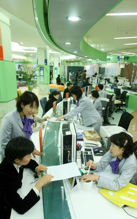 서울 서초구청은 전국 지방자치단체 중 처음으로 171종의 민원업무를 한자리에서 처리해 주는 ‘OK민원센터’를 26일 열었다. 호텔 직원과 같은 복장을 한 공무원들이 깔끔한 인테리어를 갖춘 민원실에서 안내를 하고 있다. 신원건 기자