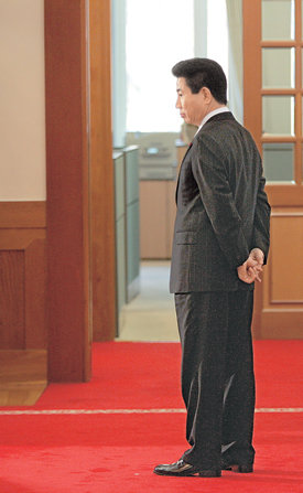 무슨 생각?‘무슨 생각을 하고 있을까?’ 노무현 대통령이 26일 청와대 집무실 앞에서 반기문 차기 유엔 사무총장을 맞이하기 위해 기다리고 있다. 석동률 기자