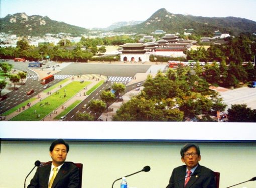 오세훈 서울시장과 유홍준 문화재청장이 27일 서울시청에서 광화문광장 조성안을 발표하고 있다. 신원건기자