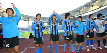“팬 여러분 고맙습니다.” 시민구단 인천 유나이티드가 창단 3년 만에 흑자를 기록했다. 10월 3일 인천 문학월드컵경기장에서 대전 시티즌과의 경기를 마친 인천 선수들이 팬들의 환호에 답하고 있다. 사진 제공 인천 유나이티드
