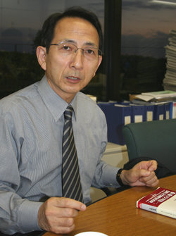 일본 도쿄 아사히신문 본사에서 본보 특파원과 인터뷰를 가진 와카미야 요시부미 아사히신문 논설주간. 그는 한일 간의 교류협력을 위해 애쓰는 대표적 지한파 언론인이다. 도쿄=서영아 특파원