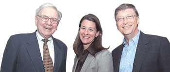 워런 버핏 버크셔해서웨이 회장(왼쪽)은 6월 자기 재산의 85%에 해당하는 374억 달러의 대부분을 빌 게이츠 마이크로소프트 회장이 운영하는 빌-멜린다 게이츠 재단에 기부했다. 동아일보 자료 사진