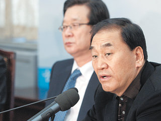 28일 이재오 최고위원(오른쪽)이 국회 한나라당 대표실에서 열린 최고위원회의에서 노무현 대통령에 대해 “이성을 찾기 바란다”며 비판하는 것을 강재섭 한나라당 대표가 경청하고 있다. 김경제기자