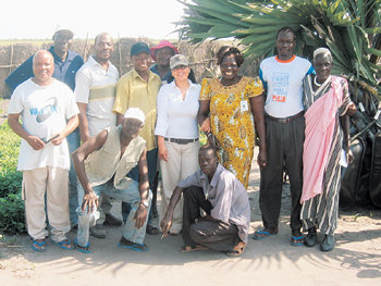 올봄 수단 남부 팝우조 마을로 현장 평가 나갔을 때 팀원들과 함께 찍은 사진입니다. 가운데 모자를 쓴 사람이 저(윤선희)예요. 아프리카 땅에서 굶주림이 사라져서 모든 사람이 늘 이렇게 웃었으면 좋겠어요. 사진 제공 윤선희 씨