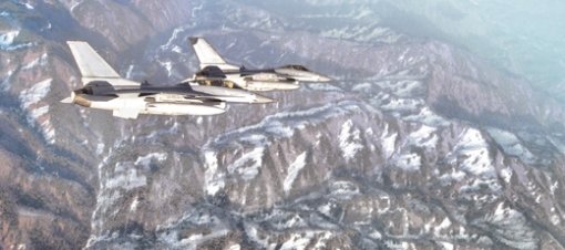 세밑, 해발 7000피트(약 2100m) 상공에서 내려다본 조국의 산하는 눈이 시리도록 아름다웠다. 본보 윤상호 기자와 공군 19전투비행단 소속 조종사들이 탑승한 KF-16 전투기 편대가 백두대간 위를 날고 있다. 전투기 편대는 시속 800km로 비행하며 동해지역 초계임무를 수행했다. 사진 제공 공군