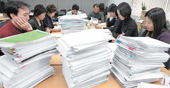 2007년 동아일보 신춘문예 공모에는 2800여 명이 작품을 응모했다. 대부분의 분야에서 응모자가 늘어나 문청들의 뜨거운 열정을 확인할 수 있었다. 지난달 열린 예심 심사 모습. 왼쪽부터 황종연 은희경 김미현 장석남 우찬제 윤대녕 조경란 최영미 씨. 전영한  기자