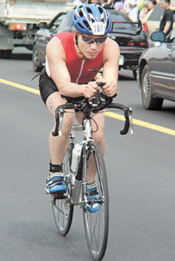 2006년 한 해 동안 24시간 달리기, 철인3종 경기, 100km 카누, 100km 스키 크로스컨트리를 모두 통과해 챌린지컵을 완주한 박동식 씨가 철인3종 경기의 하나인 사이클에서 역주하고 있다. 사진 제공 박동식 씨