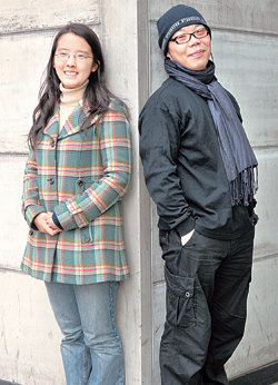 동아일보 신춘문예 당선자(희곡 부문)인 홍지현 씨(왼쪽)와 주혁준 씨. 홍 씨는 올해 19세이고, 주 씨는 극단 목화레퍼토리컴퍼니에서 활동하고 있는 현역 배우다. 신원건 기자