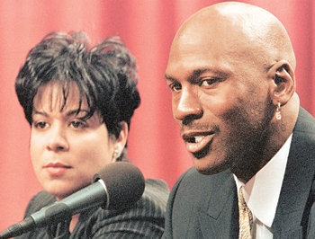 1989년 결혼 이후 17년 만에 결국 파경을 맞은 마이클 조든(오른쪽)과 아내 주아니타. 동아일보 자료 사진