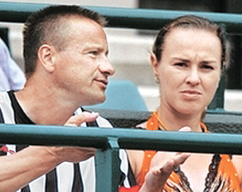 스위스의 여자테니스 스타 마르티나 힝기스(오른쪽)와 그의 약혼자인 체코 출신의 테니스 선수 라데크 스테파네크. 동아일보 자료 사진