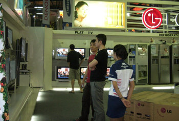 지난해 말 인도네시아 자카르타 시내 중심에 있는 전자매장인 ‘일렉트릭 시티’에서 자카르타 시민들이 LG의 평면TV들을 유심히 지켜보고 있다. 자카르타=김선미 기자