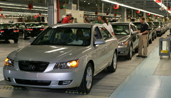 현대자동차 미국 앨라배마 공장 생산라인에서 만들어진 NF쏘나타가 출고를 기다리고 있다. 이 공장에서는 NF쏘나타 등 연간 30만 대의 자동차를 생산해 미국에 공급하고 있다. 사진 제공 현대자동차