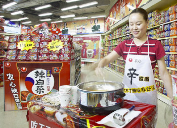 세계인의 입맛을 사로잡은 한국 식품에 이어 국내 할인점 백화점까지 해외시장을 공략하고 있다. 중국 라면시장을 휩쓸고 있는 신라면 매장. 동아일보 자료 사진