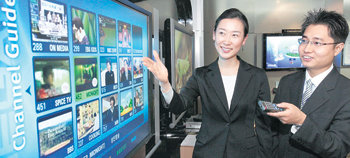 IP TV는 통신과 방송이 합쳐진 새로운 매체로 올해 말경에 상용화될 예정이다. 자신이 원하는 영화나 방송을 인터넷으로 내려받아 TV 수상기로 감상할 수 있으며, 홈쇼핑과 홈뱅킹도 가능하다. 사진 제공 KT