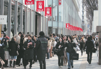 1일 오전 일본 도쿄 시부야 구에 있는 쇼핑센터 ‘오모테산도 힐스’ 앞에서 복주머니를 사기 위해 길게 늘어서 있는 인파. 원 안은 복주머니 상품. 도쿄=천광암 특파원