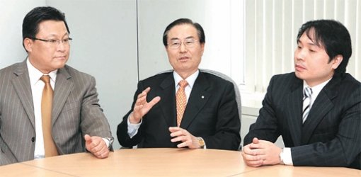 정해년을 맞아 돼지띠 경영인 3명이 ‘한국경제 희망 찾기’를 주제로 좌담회를 열었다. 왼쪽부터 고영섭 오리콤 사장, 박종수 우리투자증권 사장, 김남주 웹젠 사장. 김미옥  기자