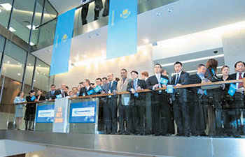 2005년 10월 런던증권거래소(LSE)에서 카작무스의 상장을 기념하는 행사가 열렸다. 한인들이 대주주로 있는 카작무스는 중앙아시아 기업으로는 처음으로 LSE에 상장돼 ‘글로벌 기업’이 됐다. 사진 제공 카작무스