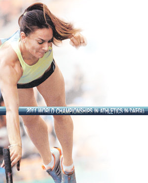 지난해 9월 28일 대구월드컵경기장에서 열린 2006 대구국제육상대회에서 여자 장대높이뛰기 세계 챔피언 옐레나 이신바예바(러시아)가 장대를 넘고 있다. 사진 제공 대구 세계육상선수권대회 유치위원회