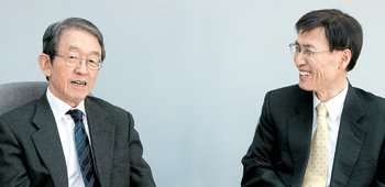 동아일보 회의실에서 신년 대담을 하고 있는 김경원 고려대 석좌교수(왼쪽)와 윤영관 서울대 교수. 두 사람은 북한 핵문제 해결은 물론 그 이후를 위해서도 한미 관계가 중요하다고 입을 모았다. 박영대 기자