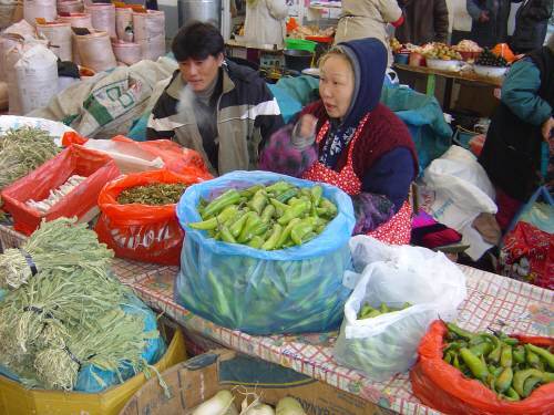 “김치도 팔아요”우즈베키스탄 타슈켄트의 재래시장(다챠르)에서 고려인들이 한국 음식을 팔고 있다.