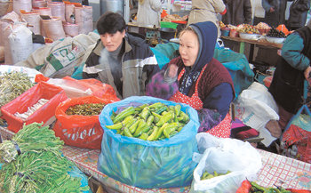 “김치도 팔아요” 우즈베키스탄 타슈켄트의 재래시장(바자르)에서 고려인들이 한국 음식을 팔고 있다.