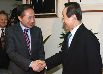 이명박 전 서울시장(왼쪽)이 2일 오전 신년 인사차 서울 동작구 상도동 김영삼 전 대통령의 자택을 찾았다. 김 전 대통령이 이 전 시장을 맞아 악수를 하고 있다. 또 이 전 시장은 이날 오후 김대중 전 대통령을 찾아 신년 하례를 했다. 국회사진 기자단