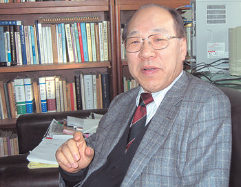 새롭고 흥미로운 시각으로 괴테와 다산의 삶과 사상을 비교해 연구하고 있는 최종고 서울대 교수. 이광표 기자