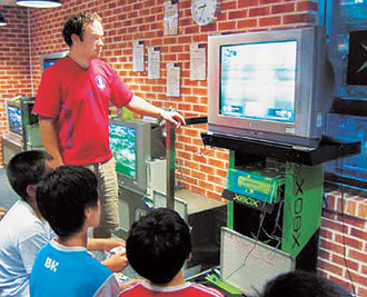 게임에 학습을 접목하는 사례가 늘고 있다. 서울 송파구 풍납동 영어체험마을에서 원어민 교사가 X박스360 게임기를 이용해 수업을 진행하는 모습. 사진 제공 한국MS