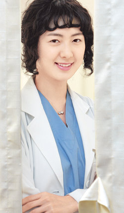 SBS 수목드라마 ‘외과의사 봉달희’의 주인공을 맡은 이요원. 신원건  기자