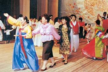 1990년 소련 6개 도시에서 진행된 창극 아리랑 순회공연에는 관객으로 앉아 있던 고려인들이 무대로 올라와 출연자들과 함께 춤을 추기도 했다. 동아일보 자료 사진