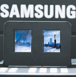 삼성전자가 세계 최초로 개발한 양면 액정표시장치(LCD)의 모습. 이 제품은 하나의 패널 양면에서 서로 다른 화면을 보여줄 수 있다. 사진 제공 삼성전자