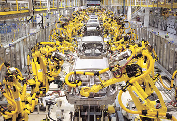 현대중공업 로봇산업팀은 국내에서 유일하게 독자기술로 산업용 로봇을 생산하는 업체로 올해 1800대의 로봇을 판매할 계획이다. 사진은 기아차 슬로바키아 공장에 설치된 현대중공업의 산업용 로봇. 사진 제공 현대중공업