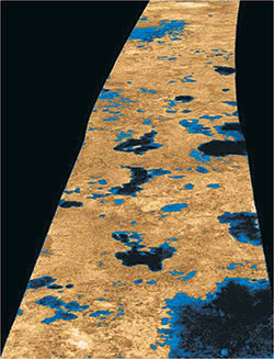 미국항공우주국(NASA)의 토성 궤도탐사선 카시니호가 레이더로 촬영한 타이탄의 표면. 검은 얼룩처럼 보이는 부분이 액체 메탄 호수다. 사진 출처 NASA