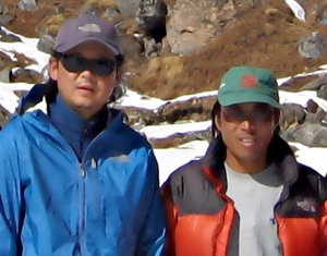 네팔 안나푸르나(해발 8091m) 베이스캠프에서 포즈를 함께 취한 세랍 장부 씨(오른쪽)와 박영석 씨.