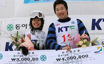 5일 강원 평창군 용평리조트에서 열린 KTF컵 제3회 전국스노보드선수권대회에서 우승한 신다혜(왼쪽)와 정연욱이 시상식에서 활짝 웃고 있다. 평창=신원건 기자