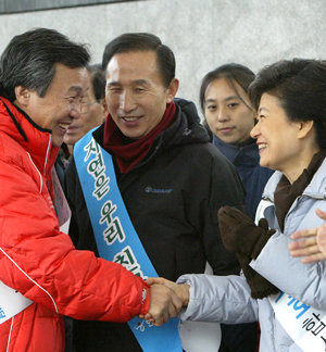 이명박 전 서울시장(가운데), 박근혜 전 한나라당 대표(오른쪽), 손학규 전 경기지사가 6일 경기 수원시 광교공원에서 열린 한나라당 경기도당 신년하례식 및 등반대회에 참석해 서로 인사를 나누고 있다. 연합뉴스