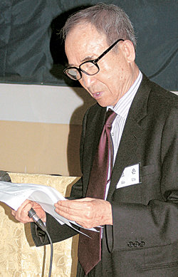 6일 몽골 울란바토르에서 열린 한-몽 심포지엄에서 시인 고은 씨가 기조연설을 하고 있다.