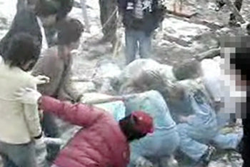 인터넷 포털사이트에는 10여명의 남학생들이 후배로 보이는 학생들을 몽둥이 등으로 집단 폭행하는 동영상이 유포되고 있다.