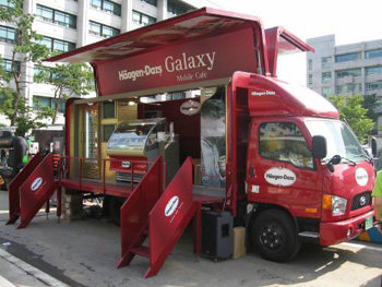 하겐다즈는 인터텟 쇼핑몰로 주문하면 아이스크림을 집까지 배달해 주는 서비스를 시작한 데 이어 트럭을 개조해 이동식 매장을 만들었다. 사진 제공 하겐다즈