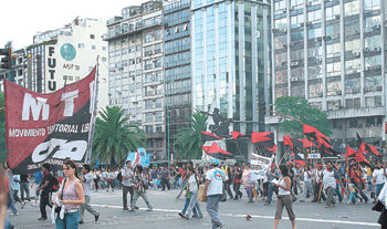 지난해 12월 20일 아르헨티나의 수도 부에노스아이레스의 ‘7월 9일 대로’를 점령한 피케테로(피켓 시위대)의 가두 행진 모습. 정부를 비롯해 정략적 목적을 위해 돈을 주고 피케테로를 활용하는 수많은 정치인이 시위를 사주하면서 이런 도로 점거 시위는 아르헨티나의 일상사로 자리 잡았다. 토지해방운동(MTL)이라는 플래카드를 들고 있는 이들 외에도 ‘공산주의 혁명’을 주장하는 이들까지 다양한 주장이 난무했다. 부에노스아이레스=김영식  기자