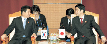 노무현 대통령(왼쪽)과 아베 신조 일본 총리가 지난해 11월 베트남 하노이에서 열린 한일정상회담에서 대화하고 있다. 동아일보 자료 사진