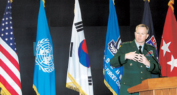 버웰 벨 주한미군 사령관 겸 한미연합군 사령관이 9일 서울 용산 미군기지 사령부에서 기자회견을 열고 주한미군기지 재배치 일정에 대한 견해를 밝히고 있다. 그는 주한미군 기지의 이전이 지연되는 것에 대해 강한 불만을 나타냈다. 박영대 기자